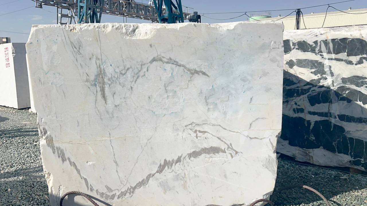 A picture of white crystalline stone block from above